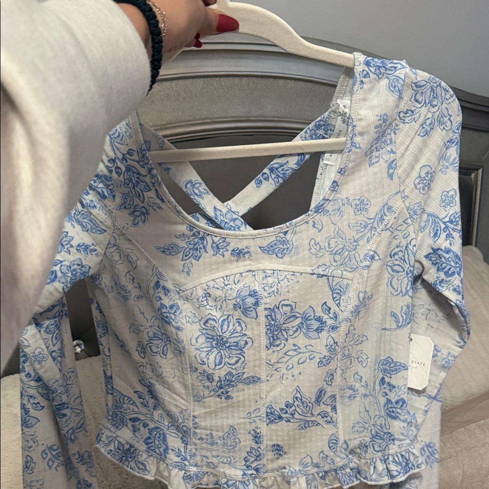 Blue Floral Long Sleeve Top - brand new with Tags!! Size Medium. - Picture 8 of 9